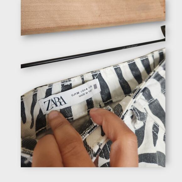 Zara High Rise Straight Leg Zebra Print Denim Jeans Black White Size 4 - Picture 4 of 5